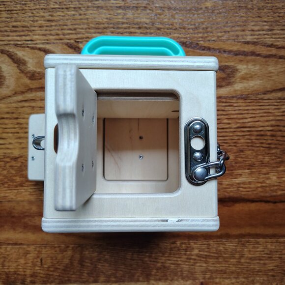 Lovevery bus and lockbox from the Realist playkit (19-21m) - Picture 5 of 16